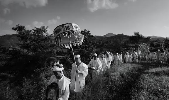 必威北大教授吴飞呼吁恢复土葬火葬把人当垃圾处理是对死者不尊(图1)