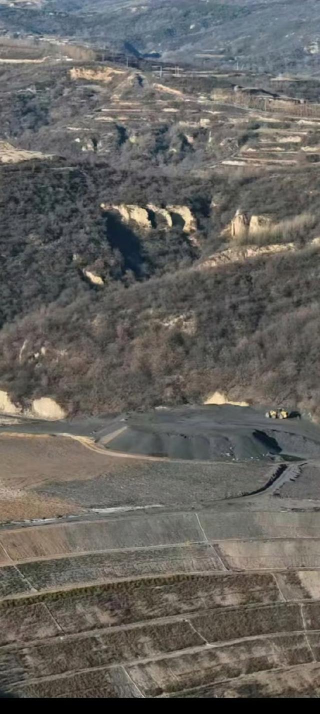 必威临汾市蒲县乔家湾前进村煤矸石填埋场污染严重环保措施缺失(图2)